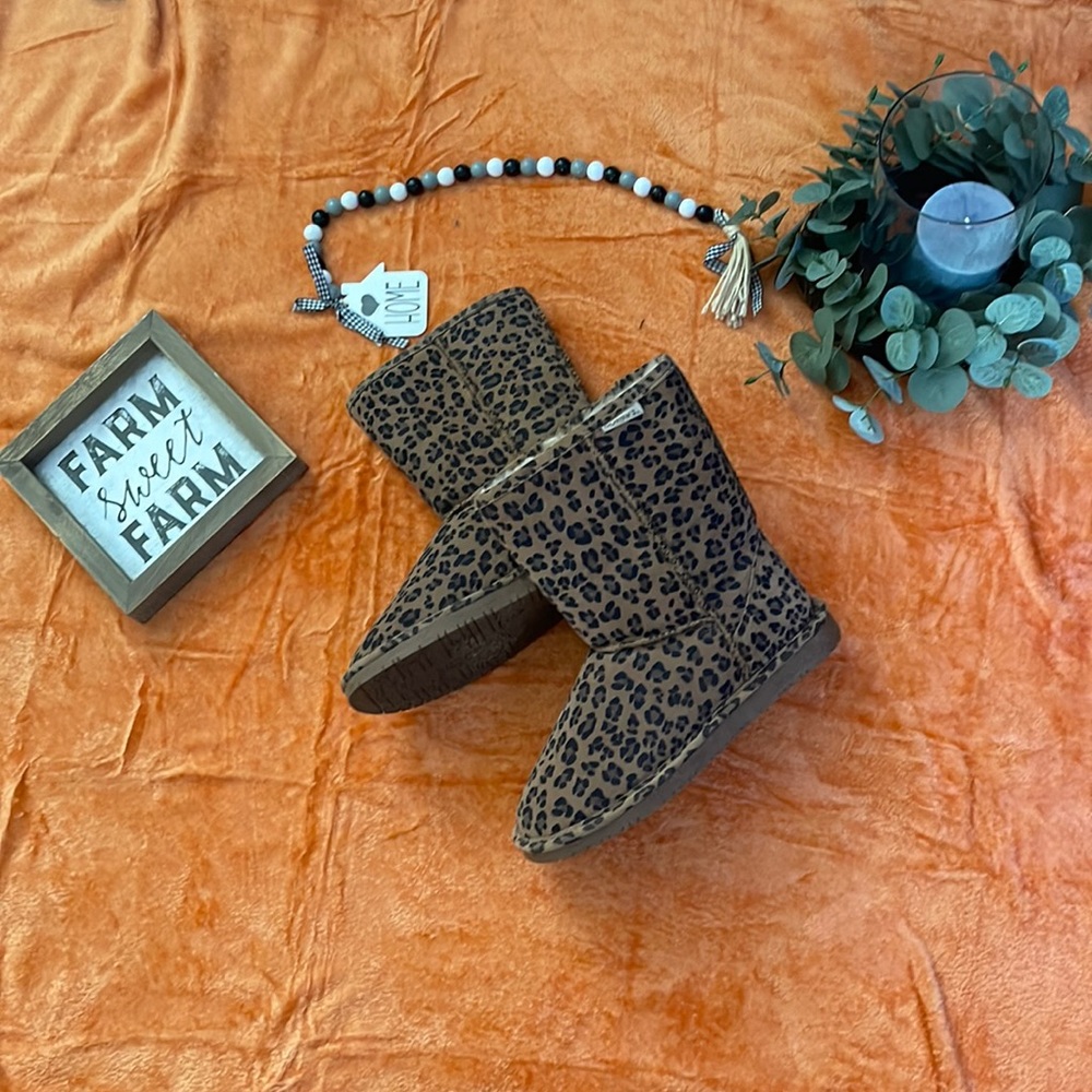 Leopard bear paws